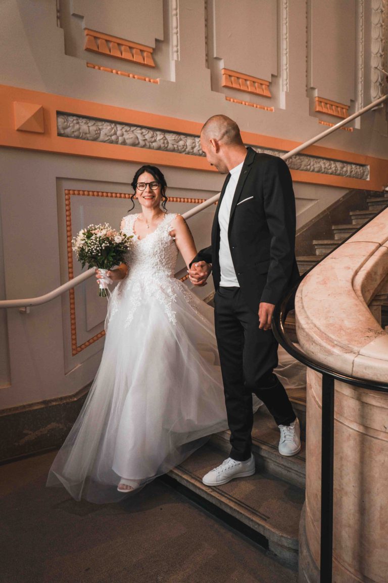 photo mariage dans l'escalier de la mairie