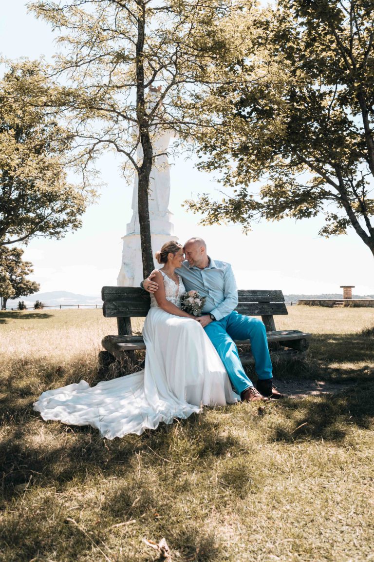 photo mariage sur un banc