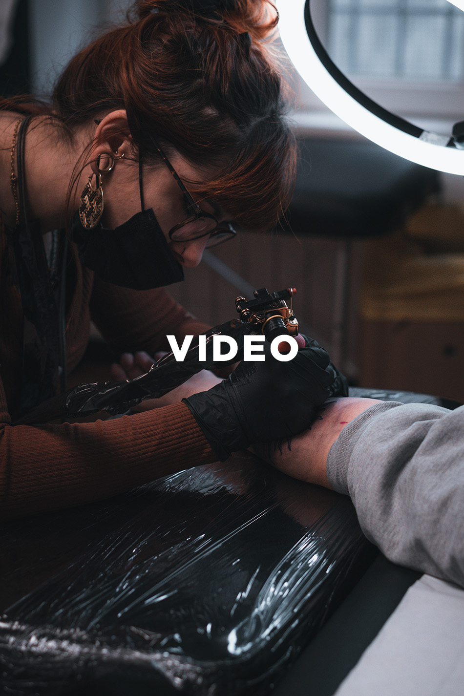 Shooting pendant une séance de tatouage