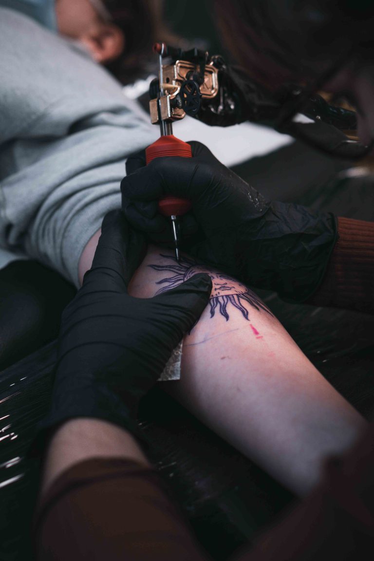 Séance de tatouage