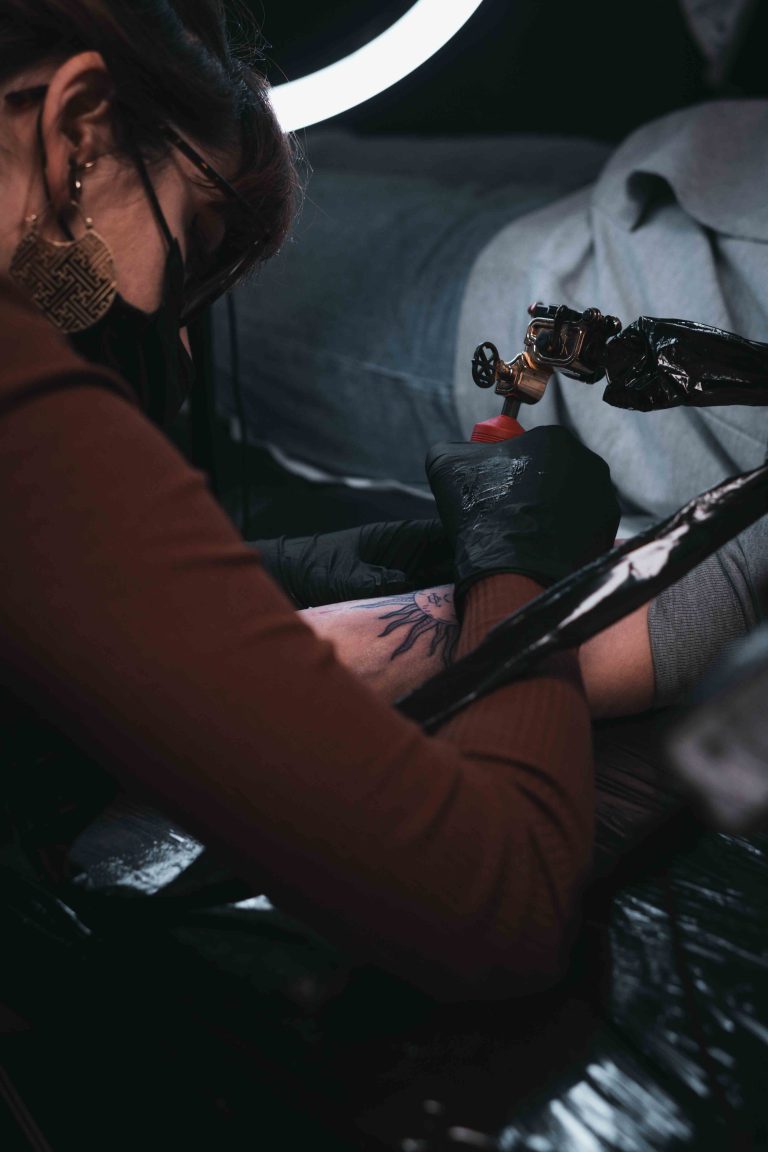 Séance de tatouage