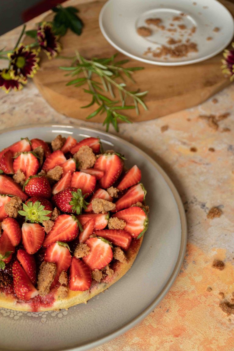 Moelleux croustillant fraise basilic et quelques petits bouts de miettes qui vont jusqu'à l'assiette