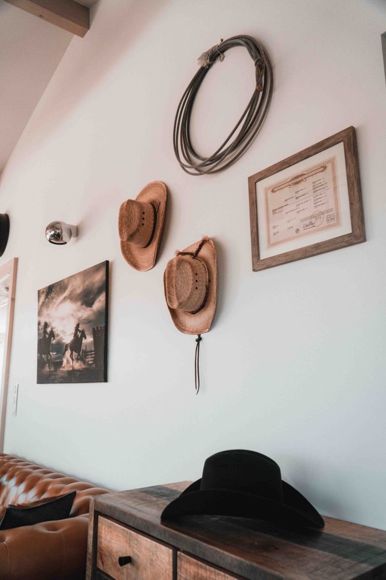 Photo du mur avec les chapeaux de cow-boy, un lasso