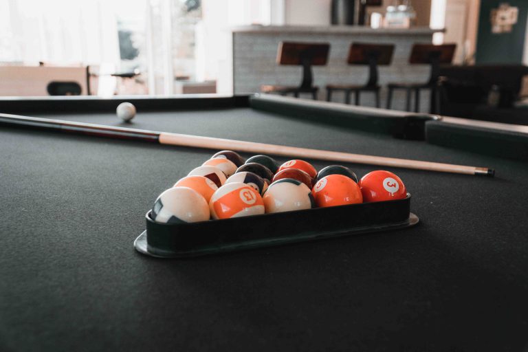 Photo des boules de billard avec la queue