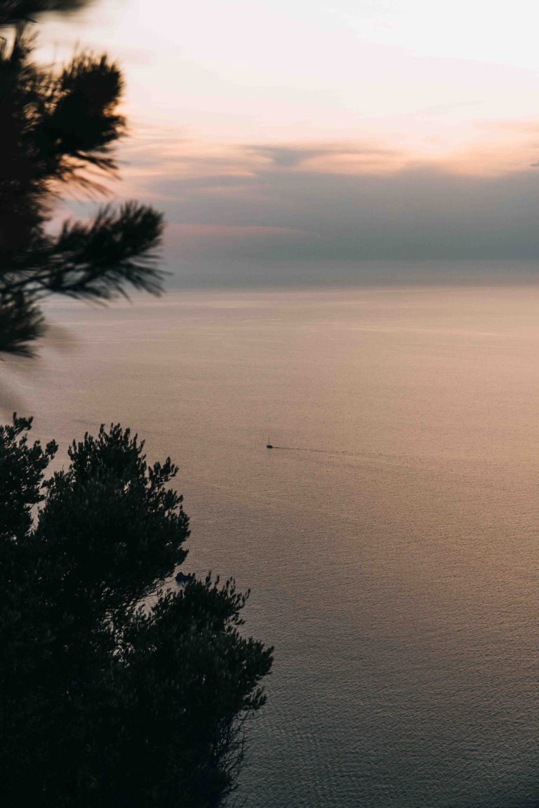 Photo de la mer avec un bateau en plein milieu