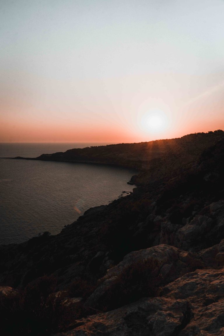 Paysage en bord de falaise avec le coucher de soleil