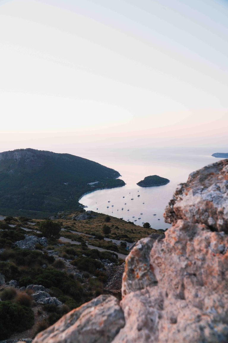 Paysage avec vu sur la côte, un port et tous les bateaux qui partent