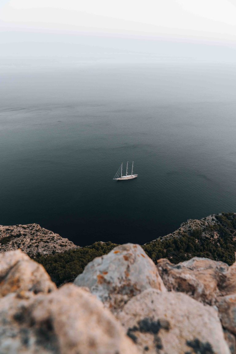 Bateau en plein milieu en contreplongée