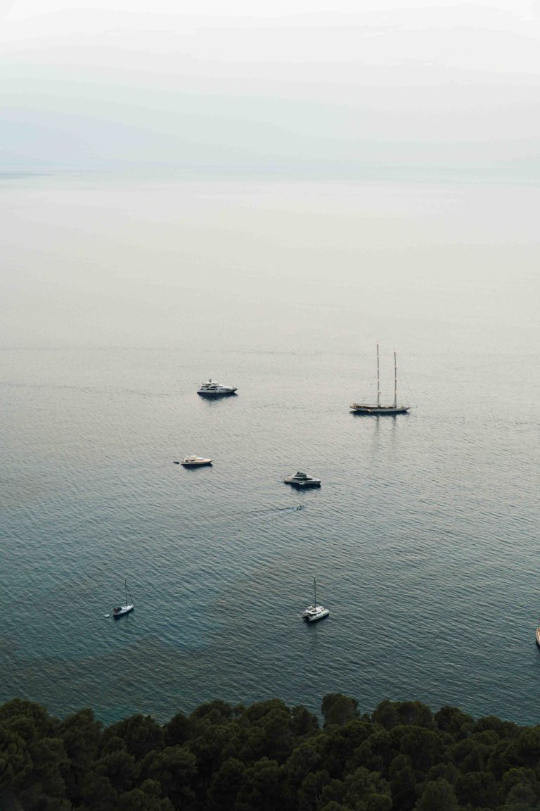 Paysage de pleins de bateaux regroupés