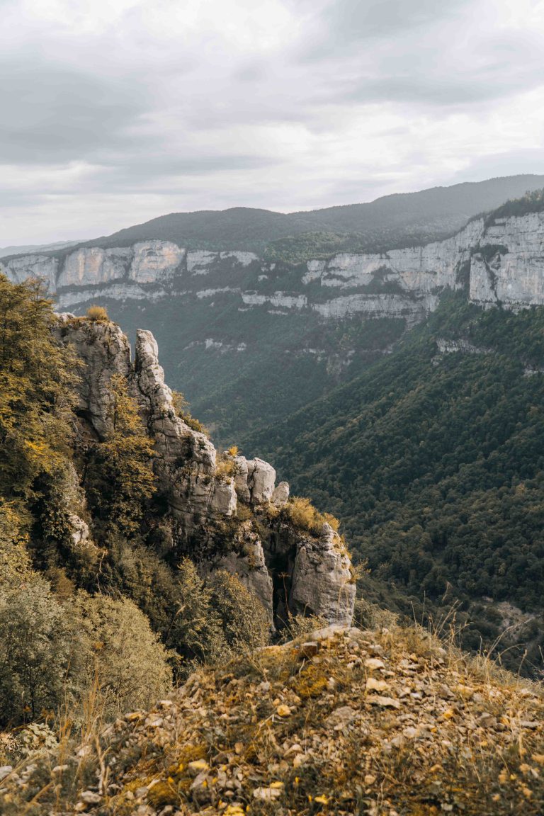 Photo d'une falaise montrant la vallée