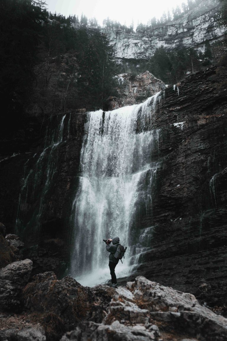 Cascade en pleine foret avec un photographe devant